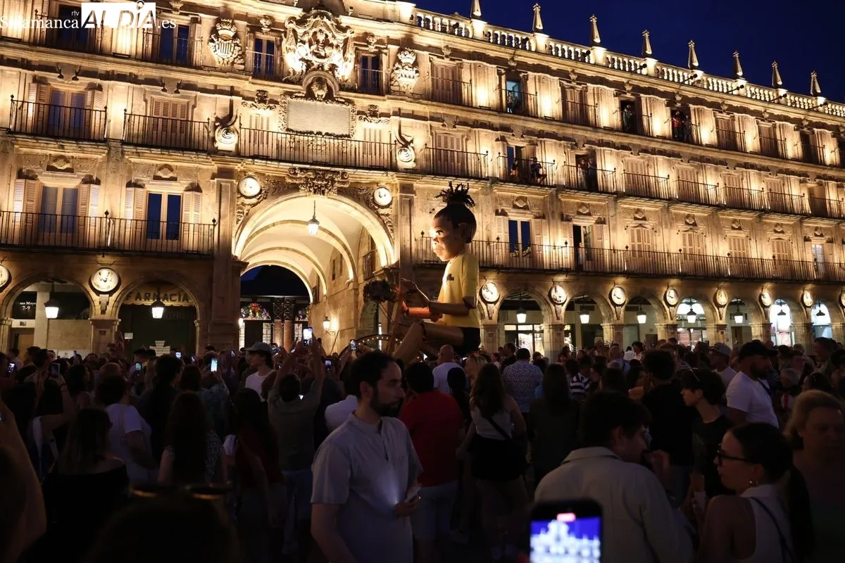 El pasacalles 'NANA' y 'SUPERVIVIENTES' sorprenden en la Plaza Mayor. Foto de David Sañudo