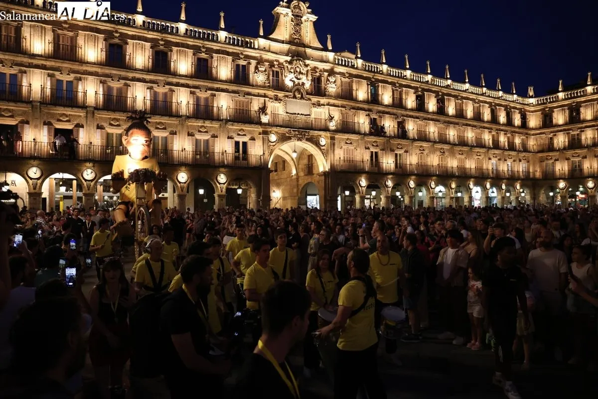 El pasacalles 'NANA' y 'SUPERVIVIENTES' sorprenden en la Plaza Mayor. Foto de David Sañudo
