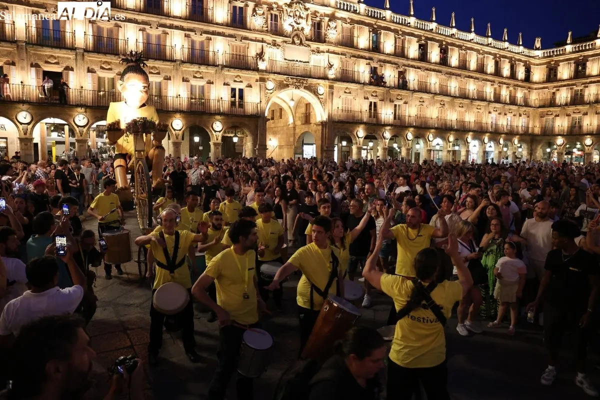 El pasacalles 'NANA' y 'SUPERVIVIENTES' sorprenden en la Plaza Mayor. Foto de David Sañudo