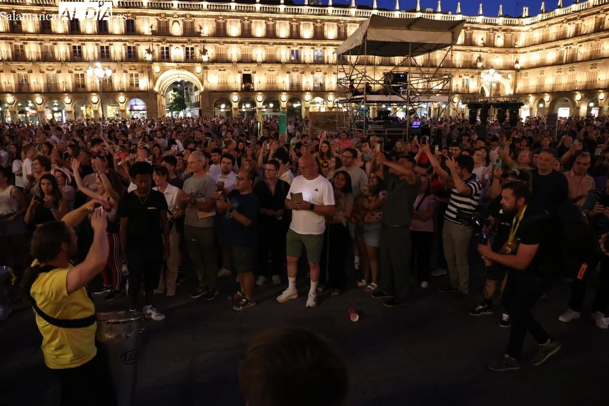 El pasacalles 'NANA' y 'SUPERVIVIENTES' sorprenden en la Plaza Mayor. Foto de David Sañudo