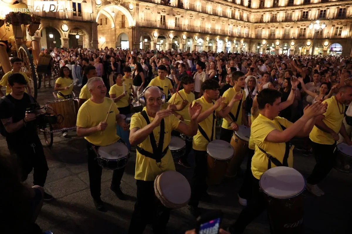 El pasacalles 'NANA' y 'SUPERVIVIENTES' sorprenden en la Plaza Mayor. Foto de David Sañudo