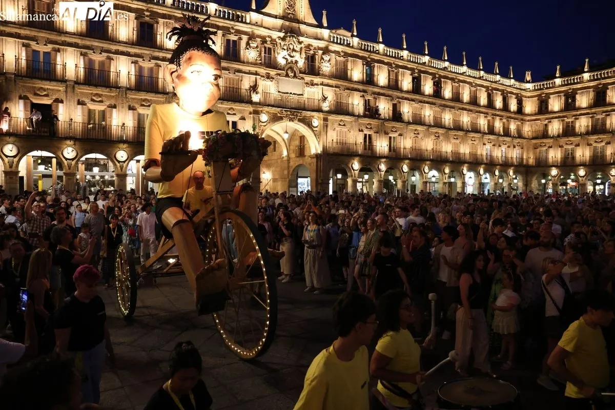 El pasacalles 'NANA' y 'SUPERVIVIENTES' sorprenden en la Plaza Mayor. Foto de David Sañudo