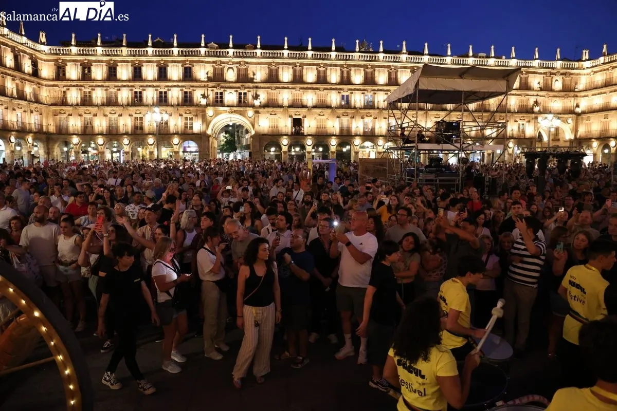 El pasacalles 'NANA' y 'SUPERVIVIENTES' sorprenden en la Plaza Mayor. Foto de David Sañudo