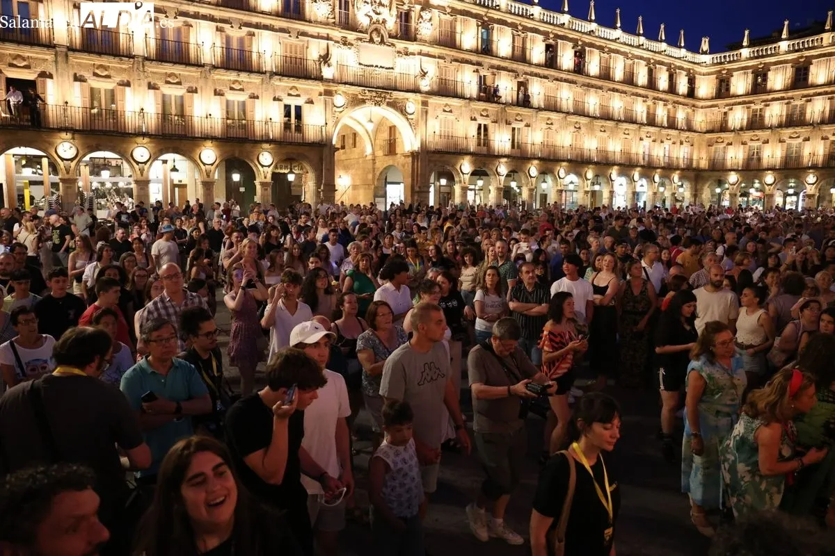 El pasacalles 'NANA' y 'SUPERVIVIENTES' sorprenden en la Plaza Mayor. Foto de David Sañudo