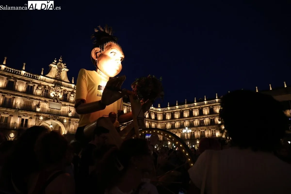 El pasacalles 'NANA' y 'SUPERVIVIENTES' sorprenden en la Plaza Mayor. Foto de David Sañudo