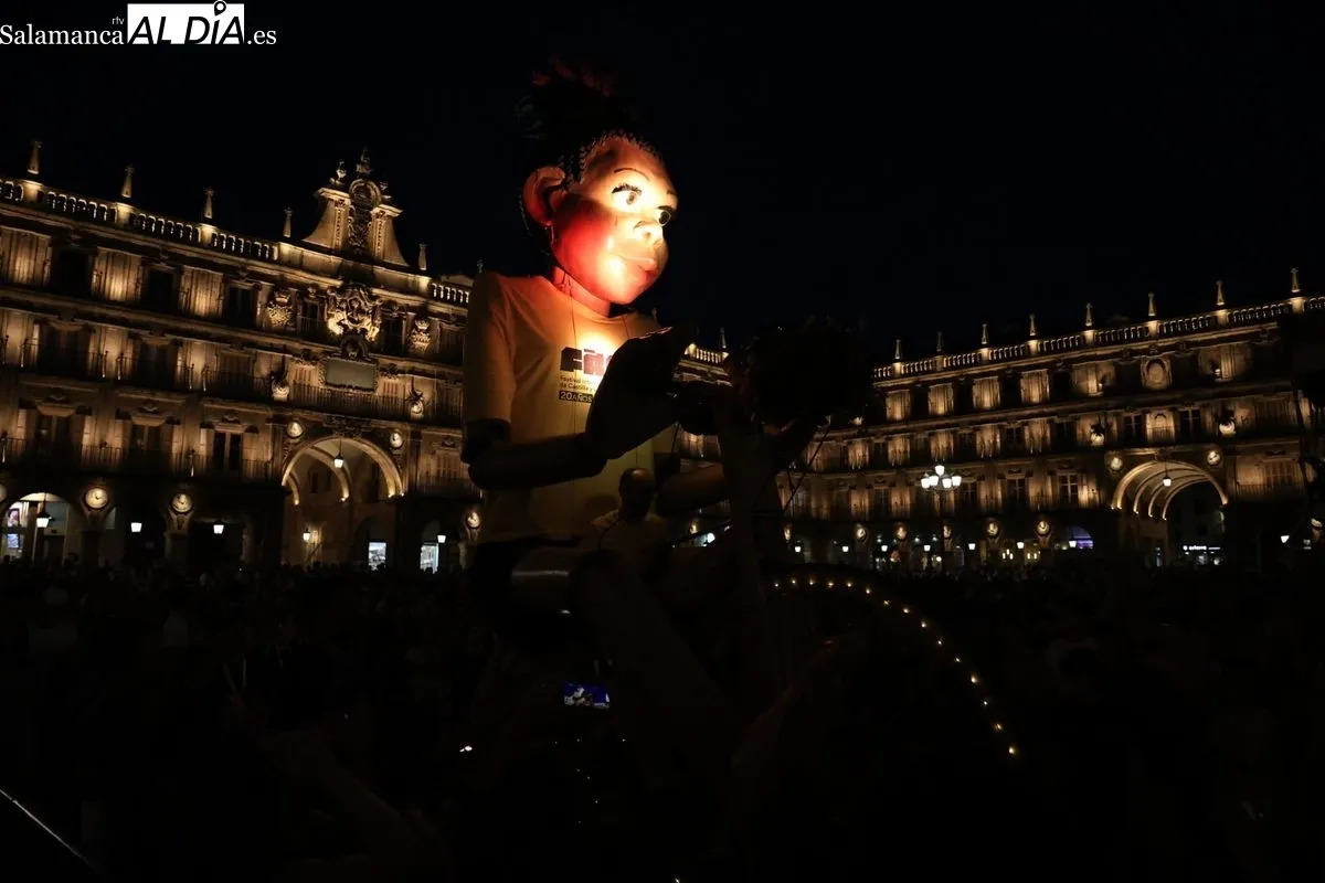 El pasacalles 'NANA' y 'SUPERVIVIENTES' sorprenden en la Plaza Mayor. Foto de David Sañudo