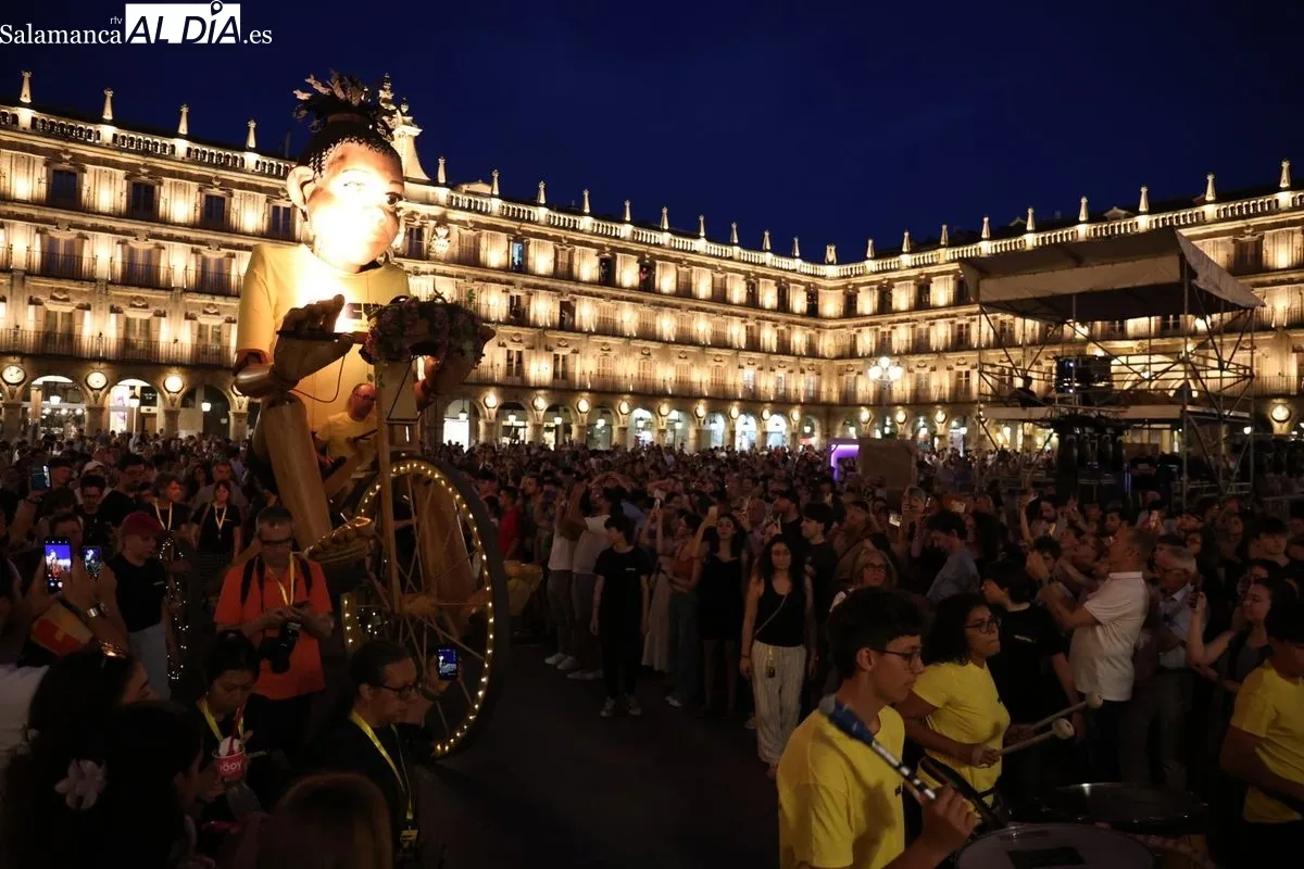 El pasacalles 'NANA' y 'SUPERVIVIENTES' sorprenden en la Plaza Mayor. Foto de David Sañudo