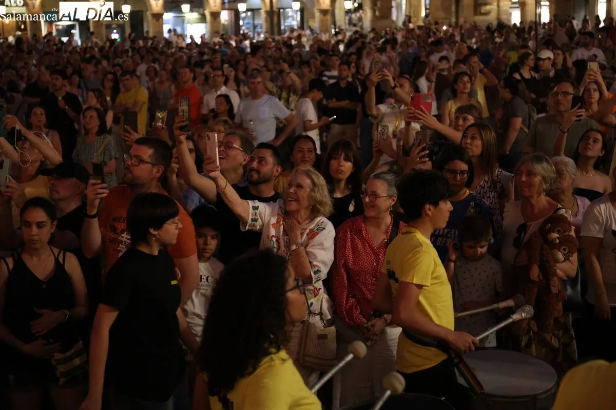 El pasacalles 'NANA' y 'SUPERVIVIENTES' sorprenden en la Plaza Mayor. Foto de David Sañudo