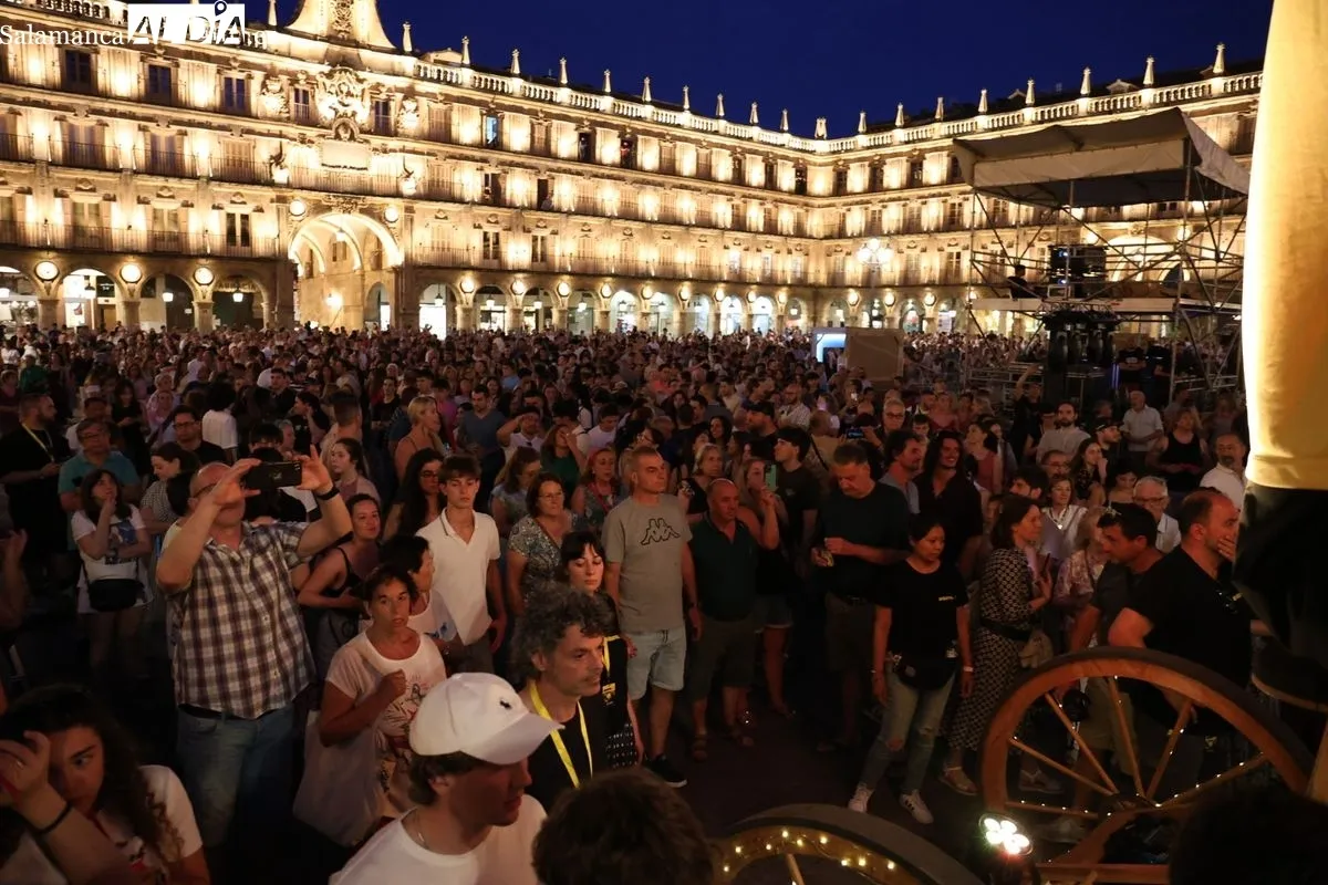 El pasacalles 'NANA' y 'SUPERVIVIENTES' sorprenden en la Plaza Mayor. Foto de David Sañudo