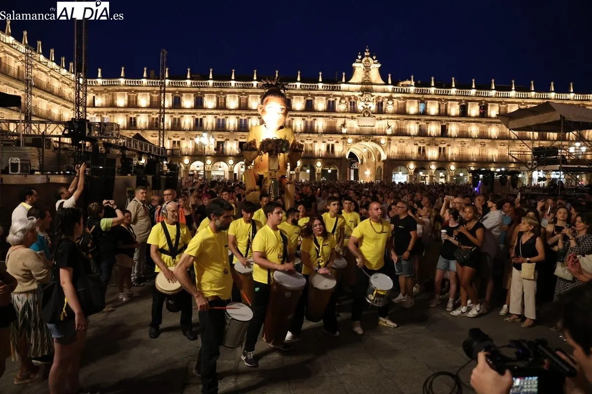 El pasacalles 'NANA' y 'SUPERVIVIENTES' sorprenden en la Plaza Mayor. Foto de David Sañudo