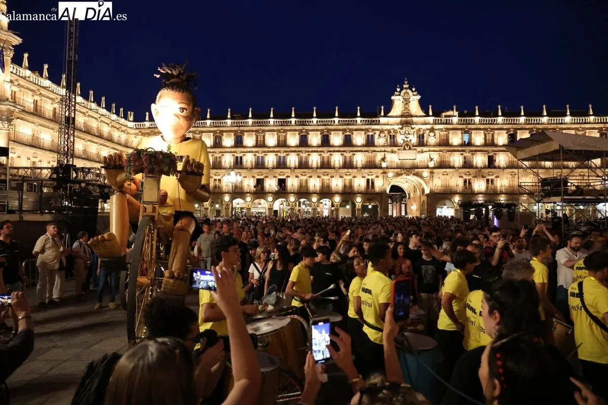 El pasacalles 'NANA' y 'SUPERVIVIENTES' sorprenden en la Plaza Mayor. Foto de David Sañudo