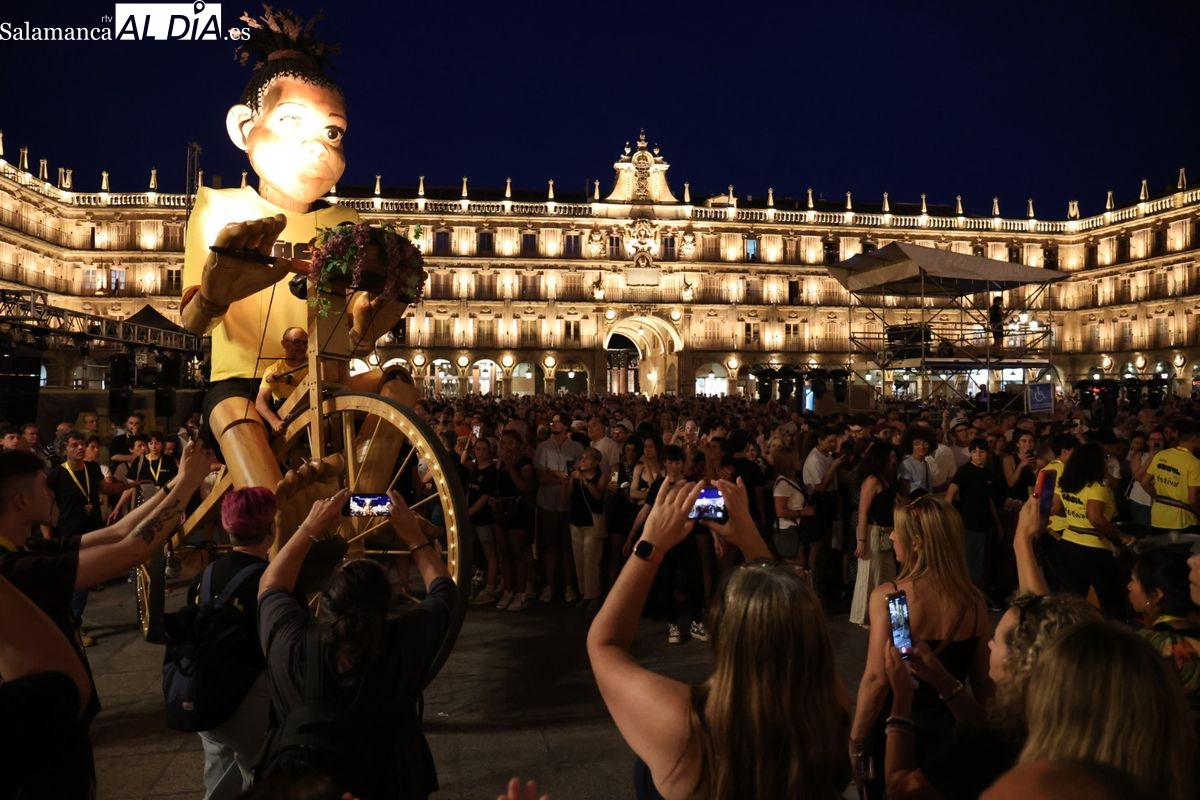 El pasacalles NANA y SUPERVIVIENTES sorprenden en la Plaza Mayor