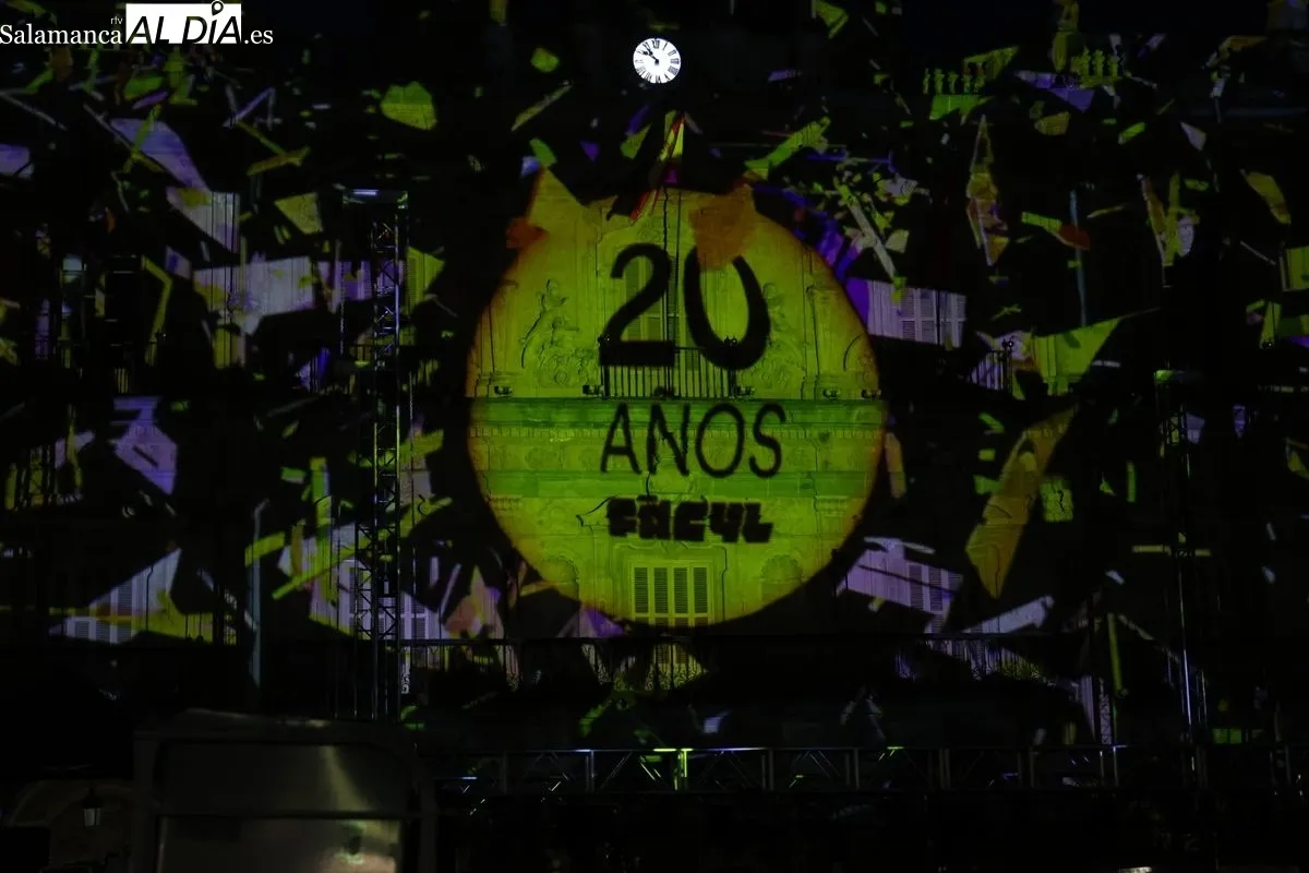 La fachada consistorial se transformó en un sueño visual gracias al videomapping de Más, Multimedia Álvaro y Sara, con motivo del 20 Aniversario del FÀCYL. Foto de David Sañudo