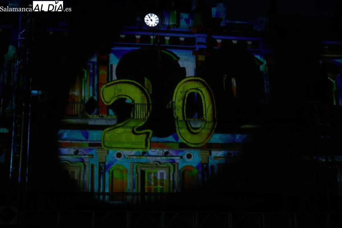 La fachada consistorial se transformó en un sueño visual gracias al videomapping de Más, Multimedia Álvaro y Sara, con motivo del 20 Aniversario del FÀCYL. Foto de David Sañudo