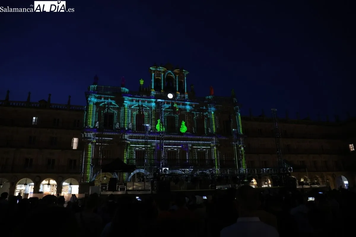 La fachada consistorial se transformó en un sueño visual gracias al videomapping de Más, Multimedia Álvaro y Sara, con motivo del 20 Aniversario del FÀCYL. Foto de David Sañudo