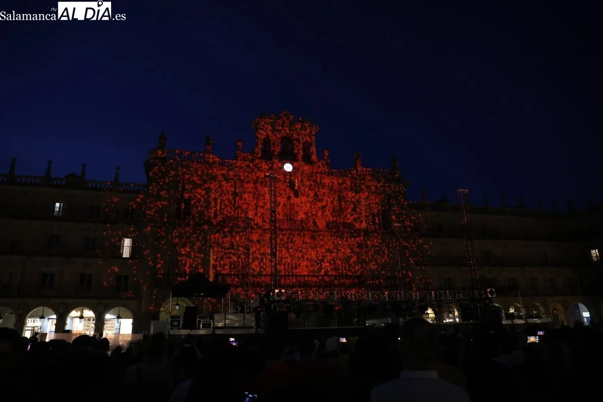 La fachada consistorial se transformó en un sueño visual gracias al videomapping de Más, Multimedia Álvaro y Sara, con motivo del 20 Aniversario del FÀCYL. Foto de David Sañudo