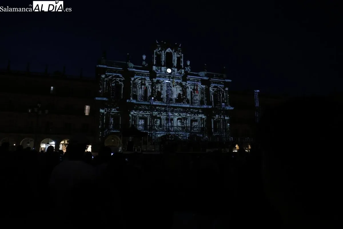 La fachada consistorial se transformó en un sueño visual gracias al videomapping de Más, Multimedia Álvaro y Sara, con motivo del 20 Aniversario del FÀCYL. Foto de David Sañudo