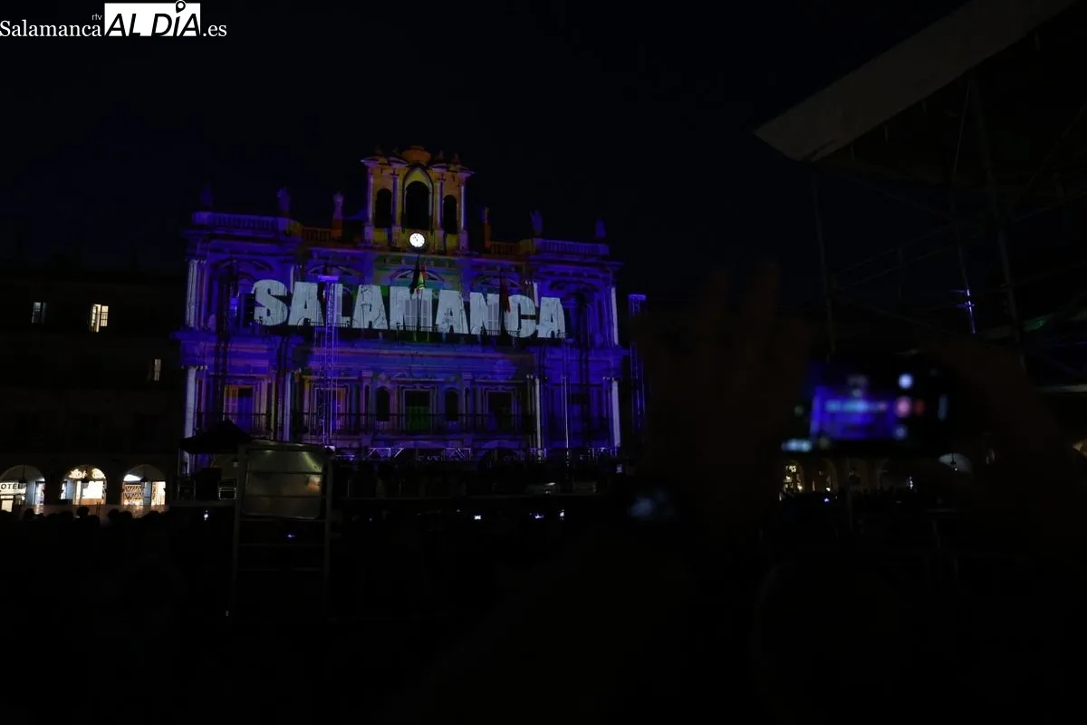 La fachada consistorial se transformó en un sueño visual gracias al videomapping de Más, Multimedia Álvaro y Sara, con motivo del 20 Aniversario del FÀCYL. Foto de David Sañudo