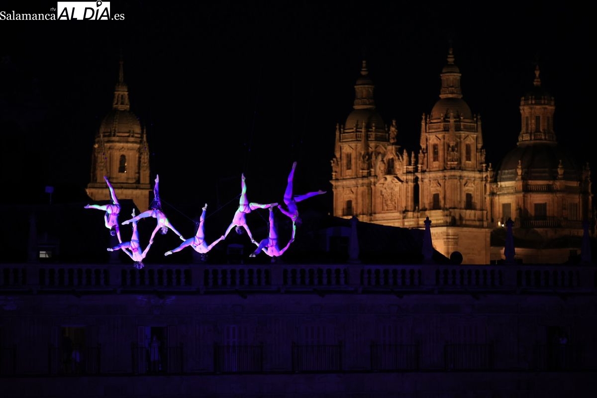 Nexus, el exitoso espectáculo de ballet aéreo y música electrónica en la Plaza Mayor de Salamanca