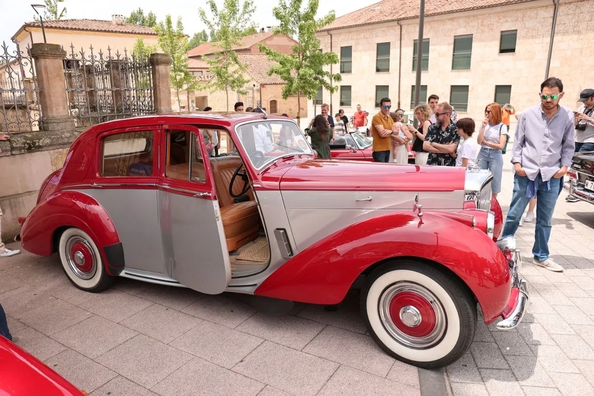 Exposición de vehículos en el entorno del Museo de Historia de la Automoción de Salamanca tras la celebración de la 'Operación Litro'. Fotos: David Sañudo