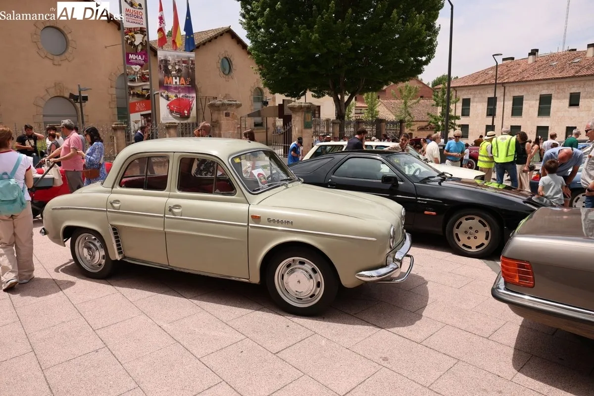 Exposición de vehículos en el entorno del Museo de Historia de la Automoción de Salamanca tras la celebración de la 'Operación Litro'. Fotos: David Sañudo