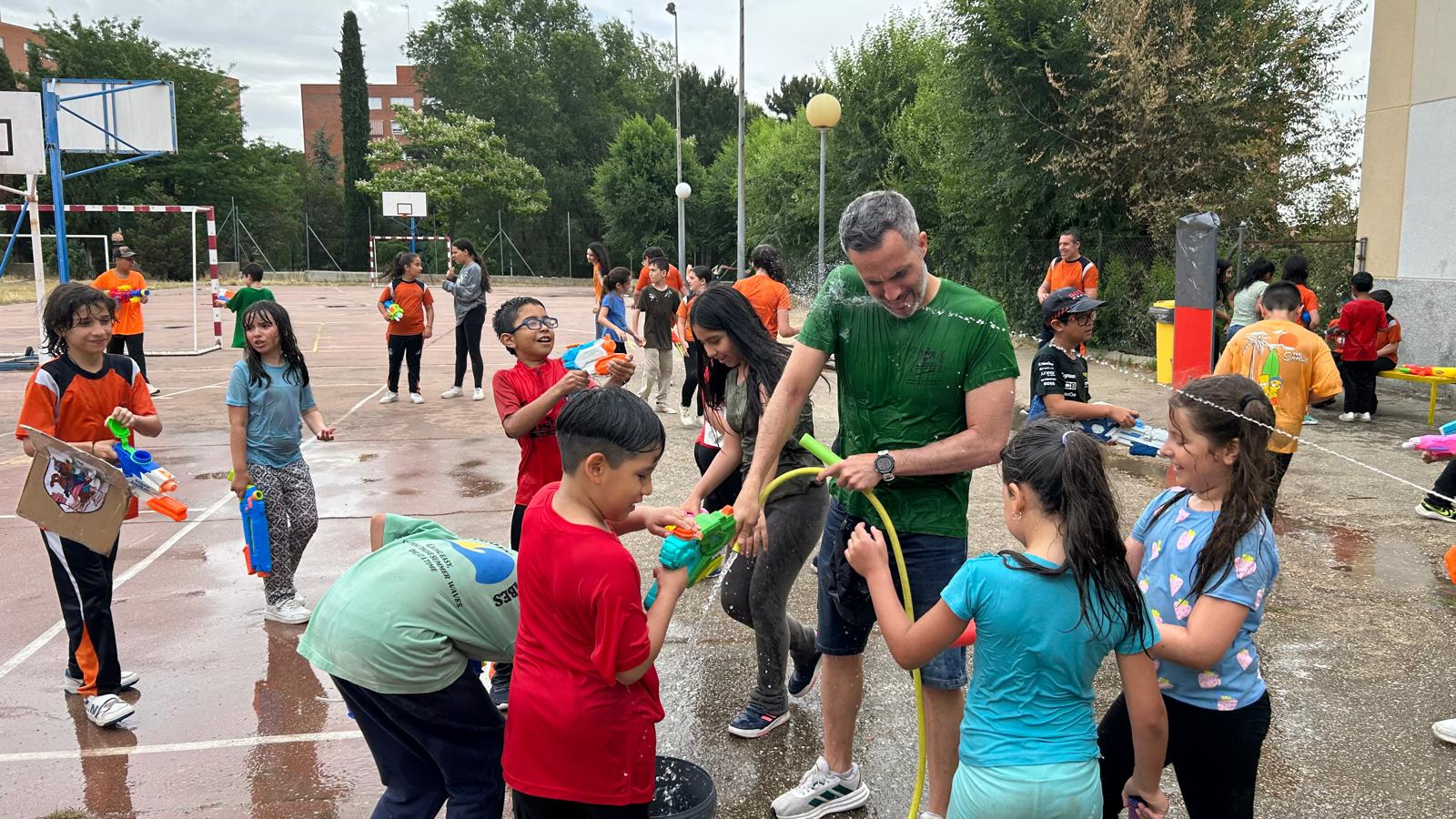 Fin de curso en Salamanca: guerra de agua en el Machado