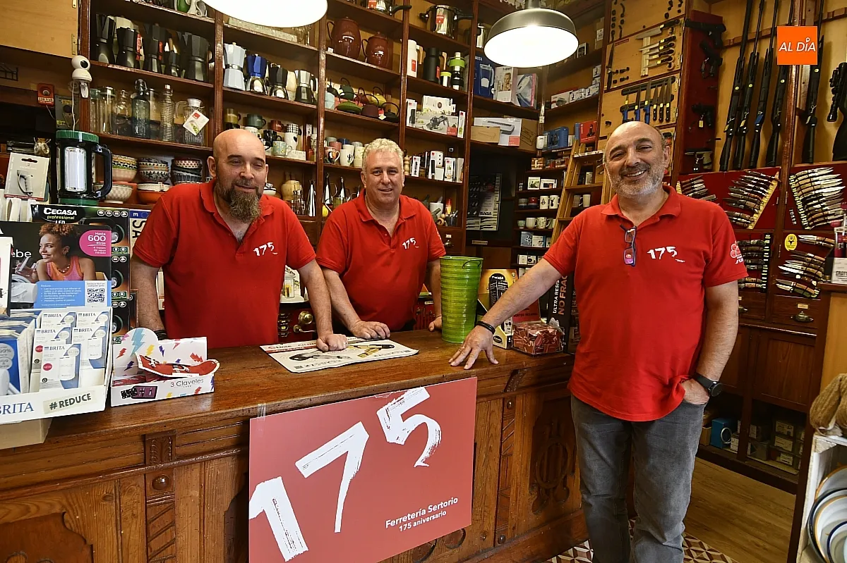 Gonzalo González, actual gerente de Ferretería Sertorio junto a su equipo humano