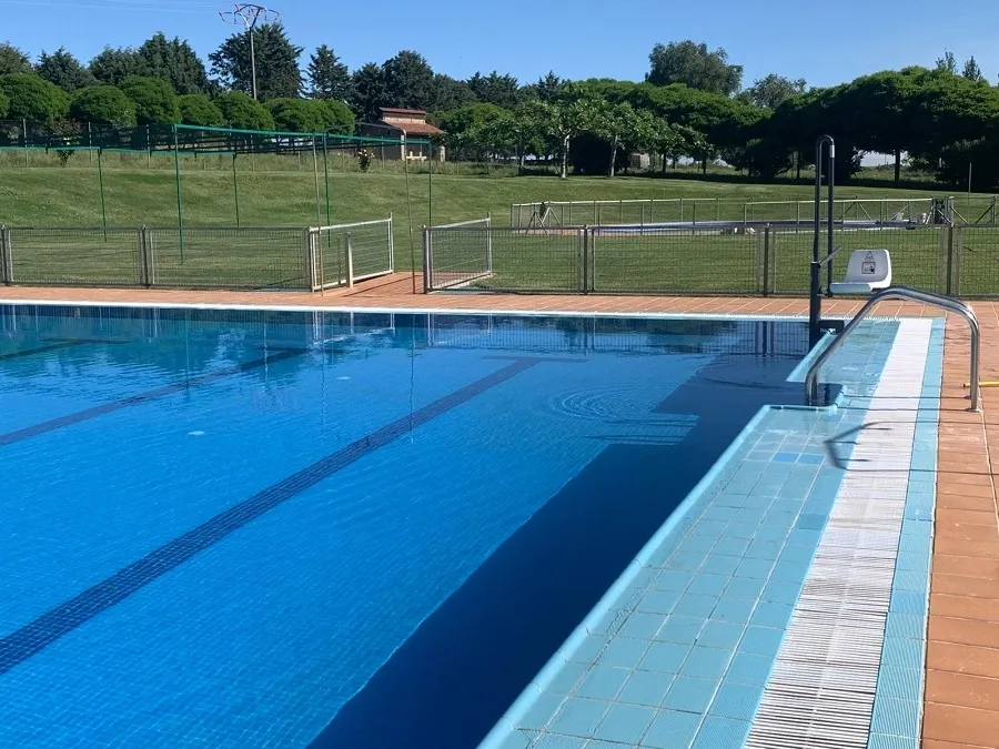 Foto 7 - Fuenteguinaldo abrir&aacute; sus piscinas el 13 de junio con una silla gr&uacute;a para personas con movilidad reducida
