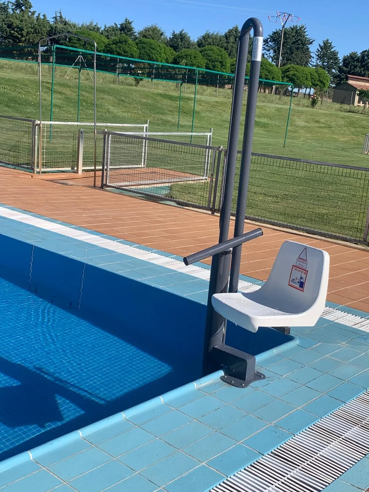 Foto 2 - Fuenteguinaldo abrir&aacute; sus piscinas el 13 de junio con una silla gr&uacute;a para personas con movilidad reducida