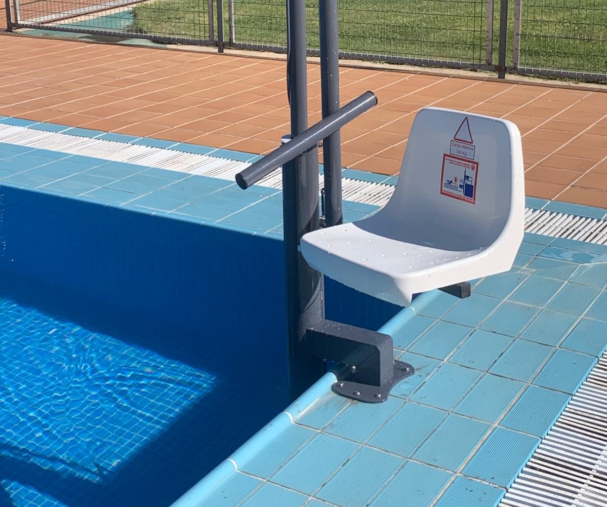 Fuenteguinaldo abrirá sus piscinas con una silla grúa para personas con movilidad reducida