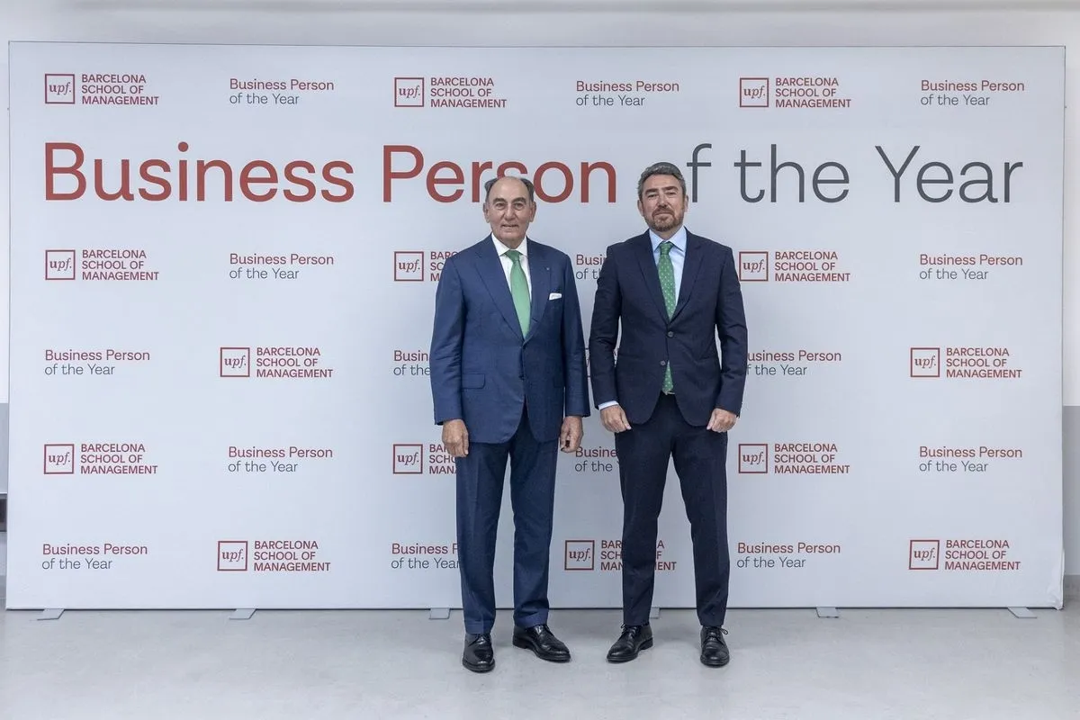 El presidente de Iberdrola, Ignacio Galán, recibe el reconocimiento de manos de José Manuel Martínez-Sierra, director general de la UPF‐BSM