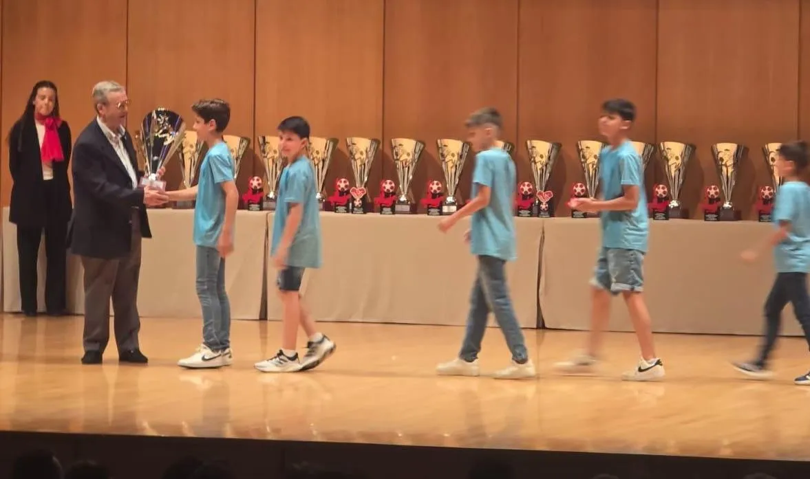Foto 3 - El Alev&iacute;n A del III Columnas recoge su copa de Campe&oacute;n de Liga