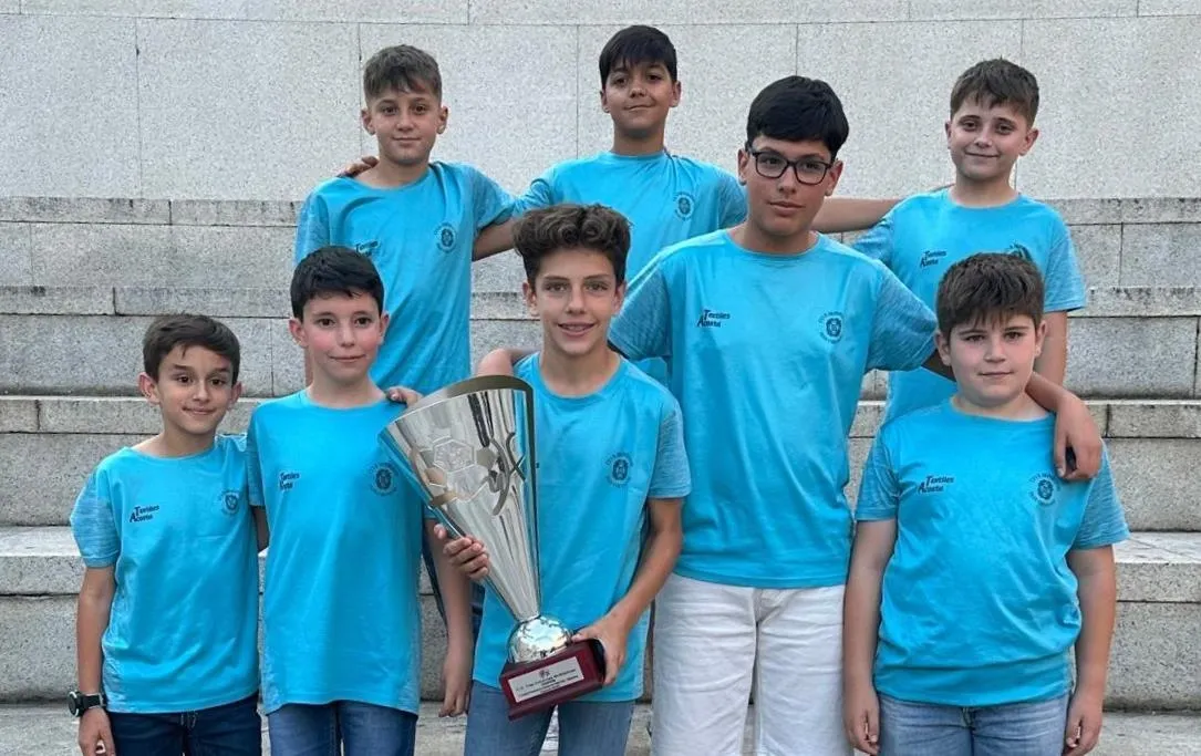 Foto 2 - El Alev&iacute;n A del III Columnas recoge su copa de Campe&oacute;n de Liga