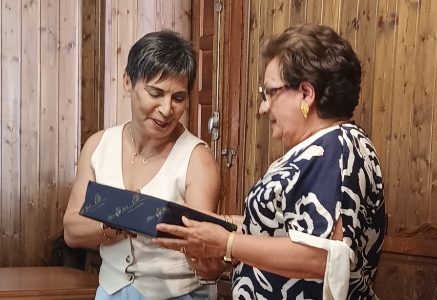 Fuenteguinaldo rinde homenaje a María José Calderero, enfermera durante cuatro décadas en la localidad