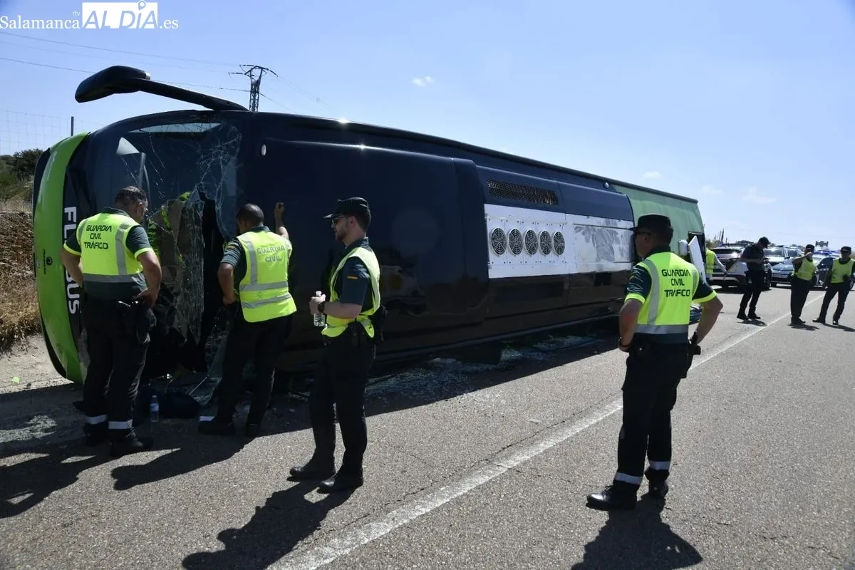 Accidente del autobús de la línea regular internacional entre Oporto y Madrid en la A-62. Fotos: Adrián Martín