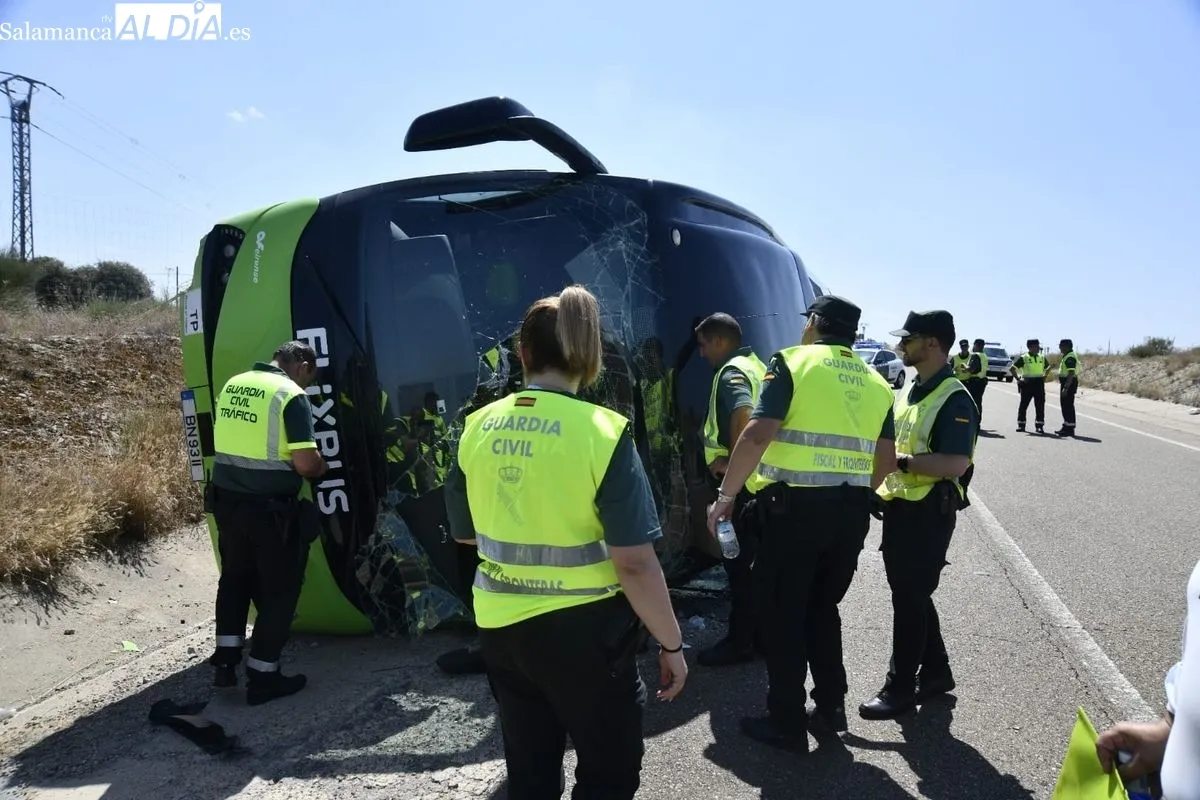 Accidente del autobús de la línea regular internacional entre Oporto y Madrid en la A-62. Fotos: Adrián Martín