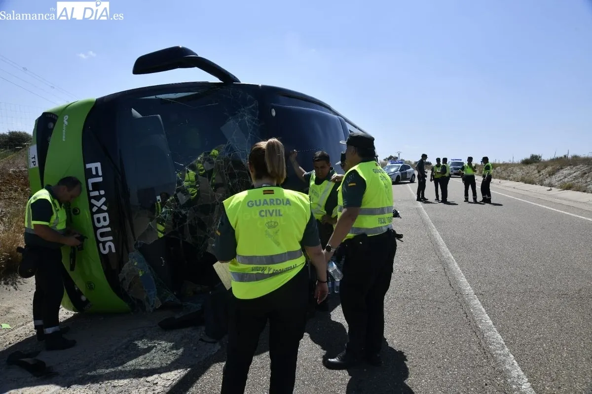 Accidente del autobús de la línea regular internacional entre Oporto y Madrid en la A-62. Fotos: Adrián Martín