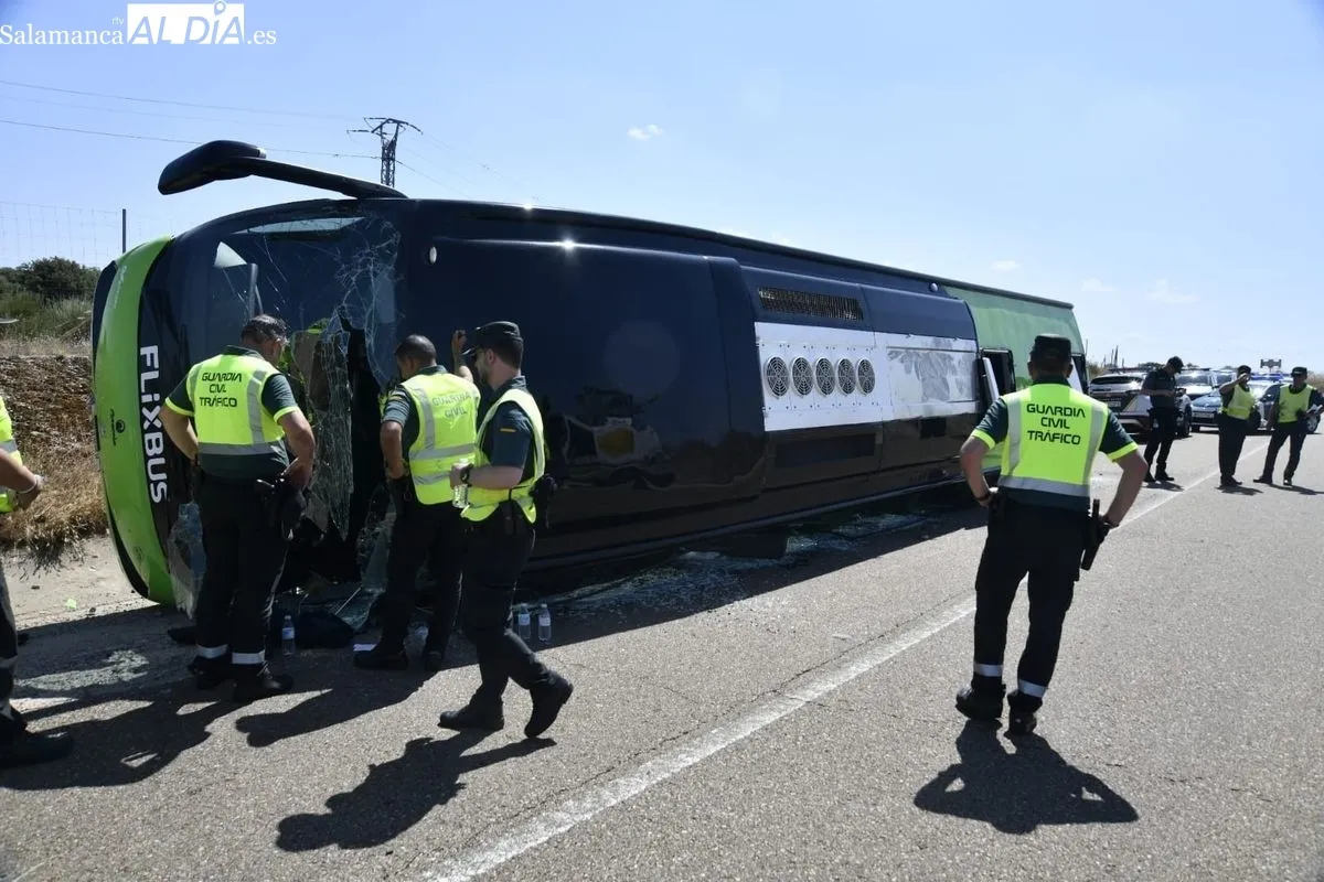 Accidente del autobús de la línea regular internacional entre Oporto y Madrid en la A-62. Fotos: Adrián Martín