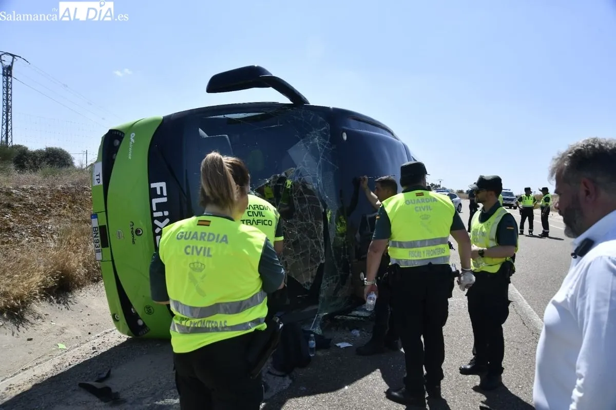 Accidente del autobús de la línea regular internacional entre Oporto y Madrid en la A-62. Fotos: Adrián Martín