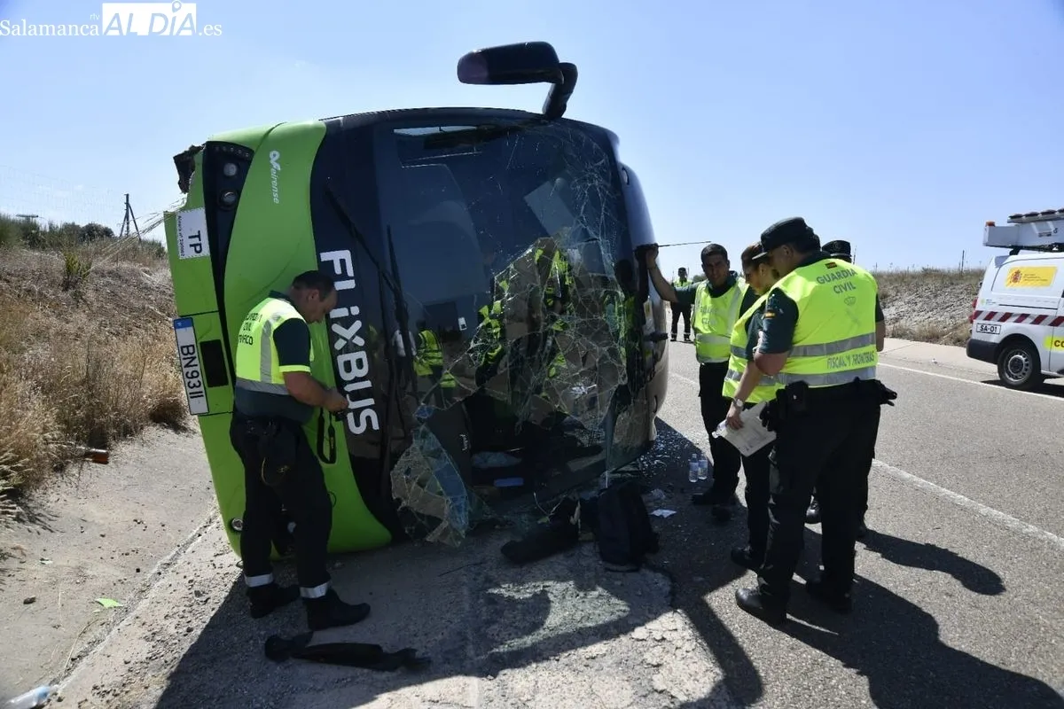 Accidente del autobús de la línea regular internacional entre Oporto y Madrid en la A-62. Fotos: Adrián Martín