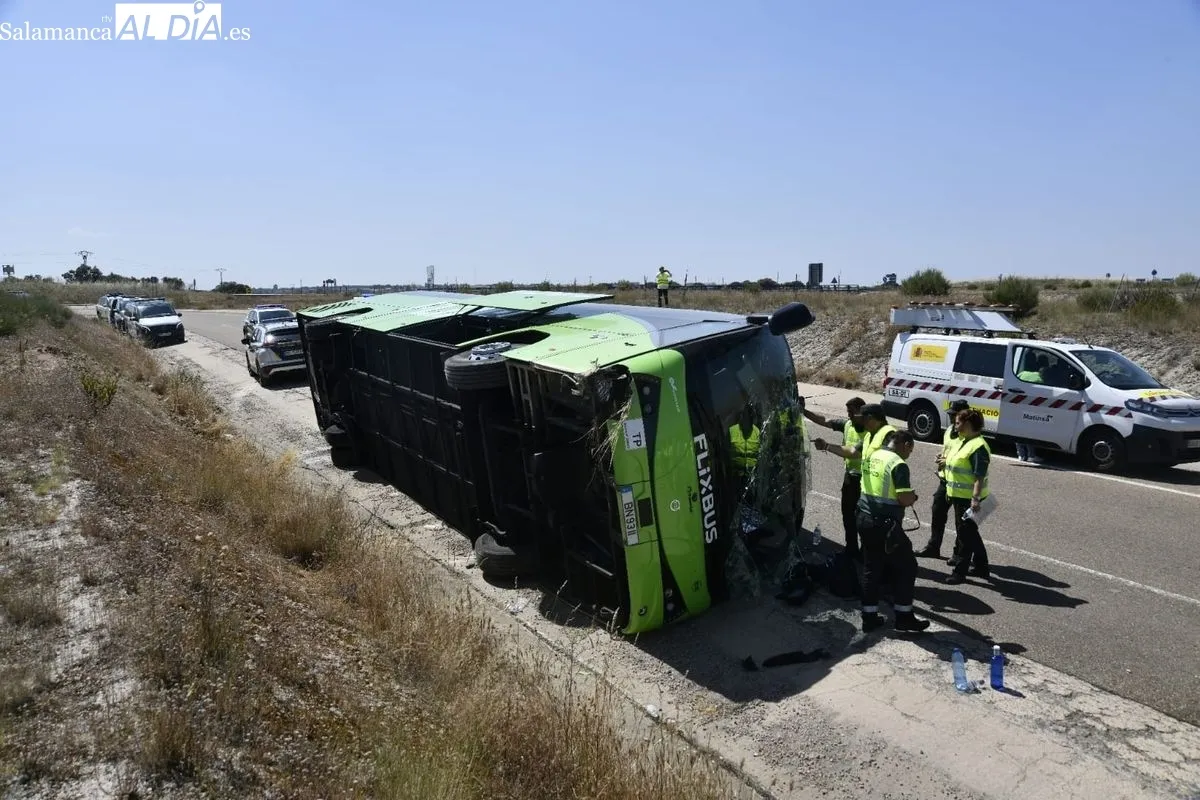Accidente del autobús de la línea regular internacional entre Oporto y Madrid en la A-62. Fotos: Adrián Martín