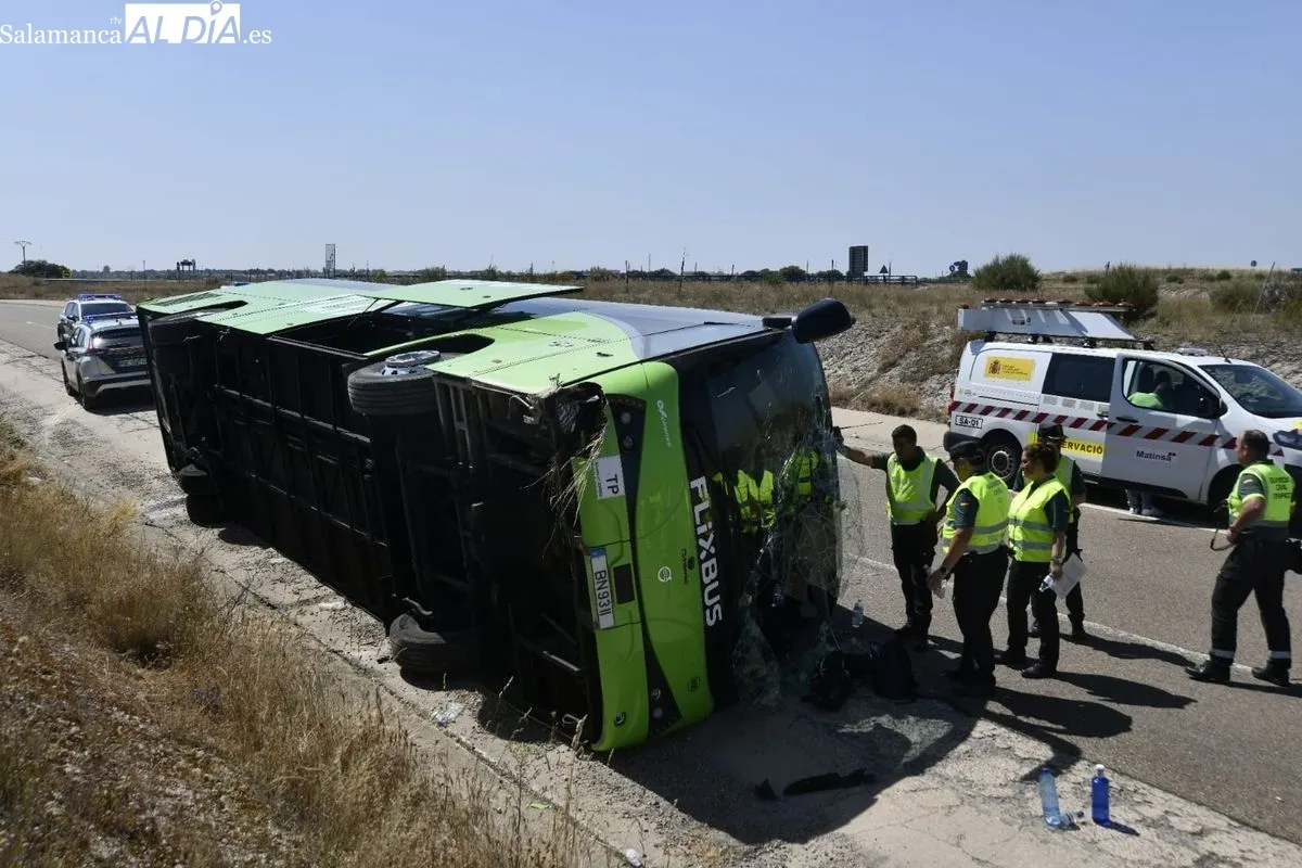 Accidente del autobús de la línea regular internacional entre Oporto y Madrid en la A-62. Fotos: Adrián Martín