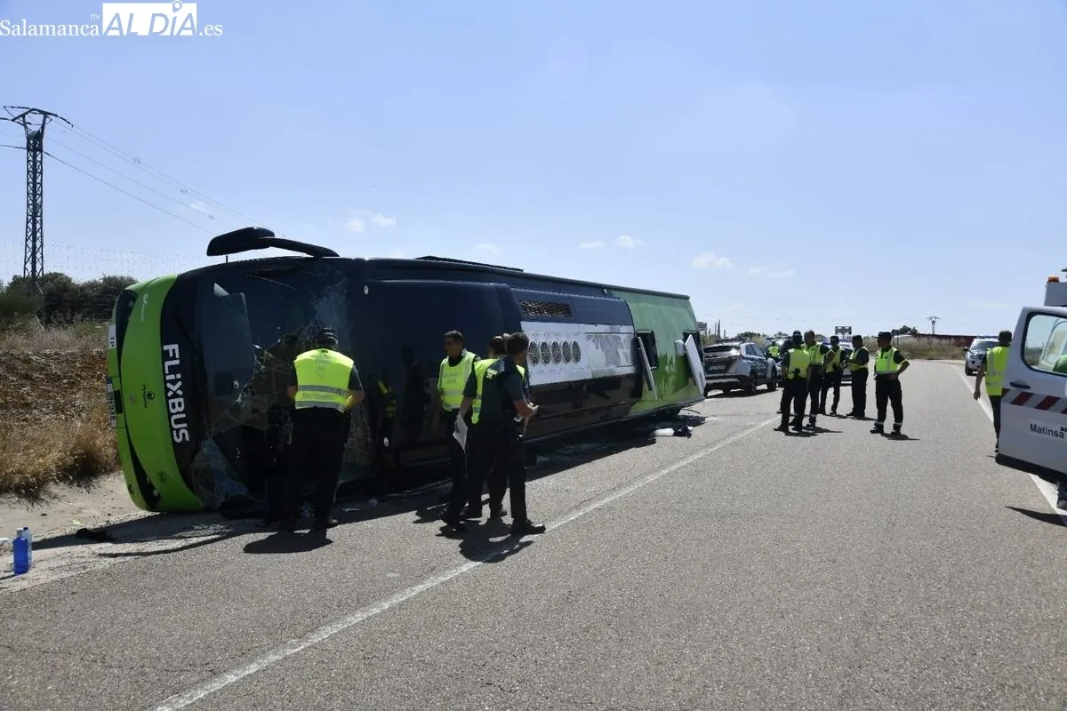 Accidente del autobús de la línea regular internacional entre Oporto y Madrid en la A-62. Fotos: Adrián Martín