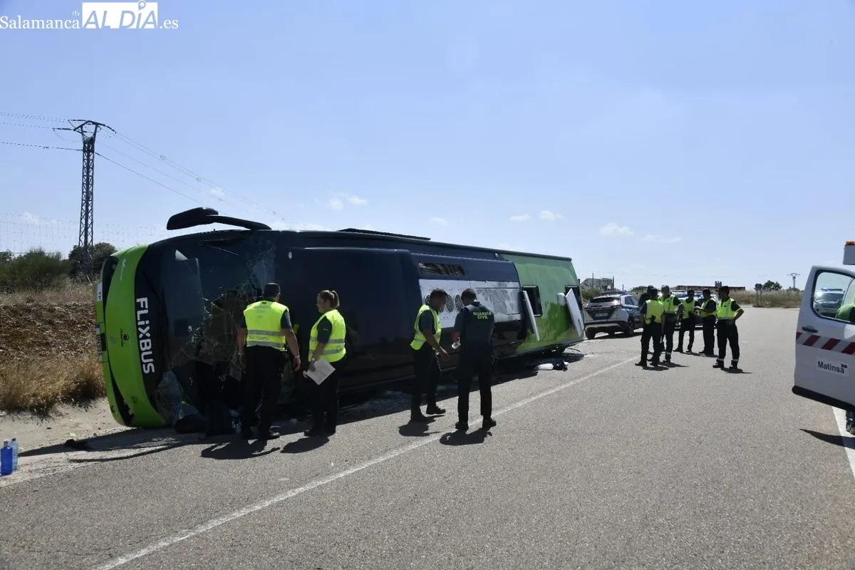 Accidente del autobús de la línea regular internacional entre Oporto y Madrid en la A-62. Fotos: Adrián Martín