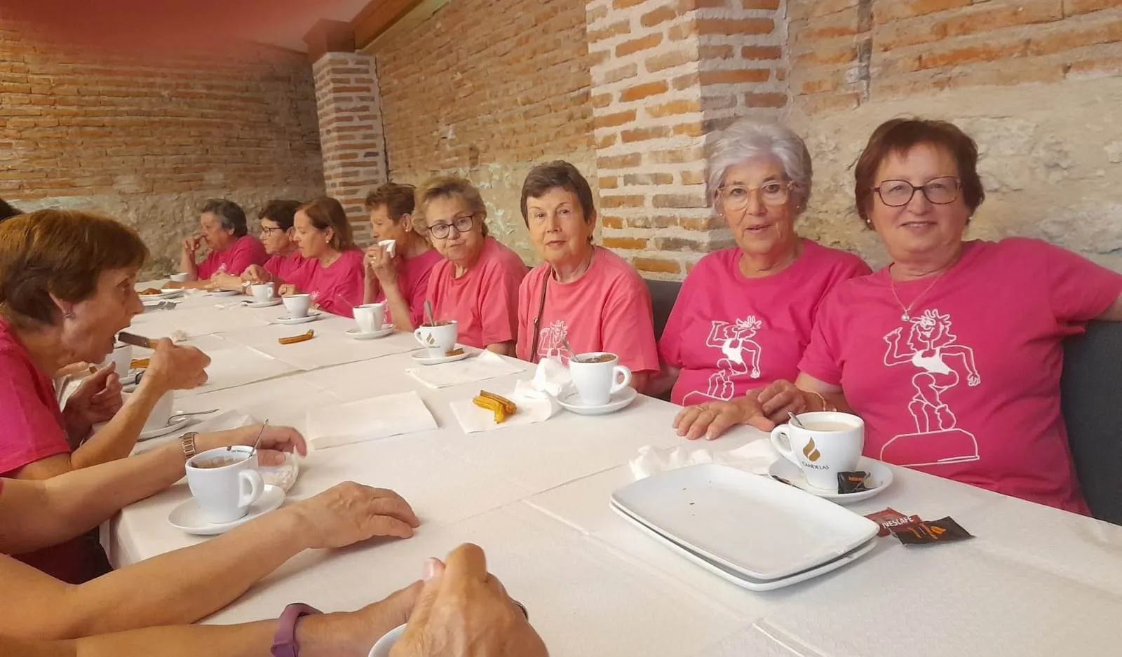 Foto 4 - El taller de gimnasia de Amanecer cierra el curso tomando chocolate con churros