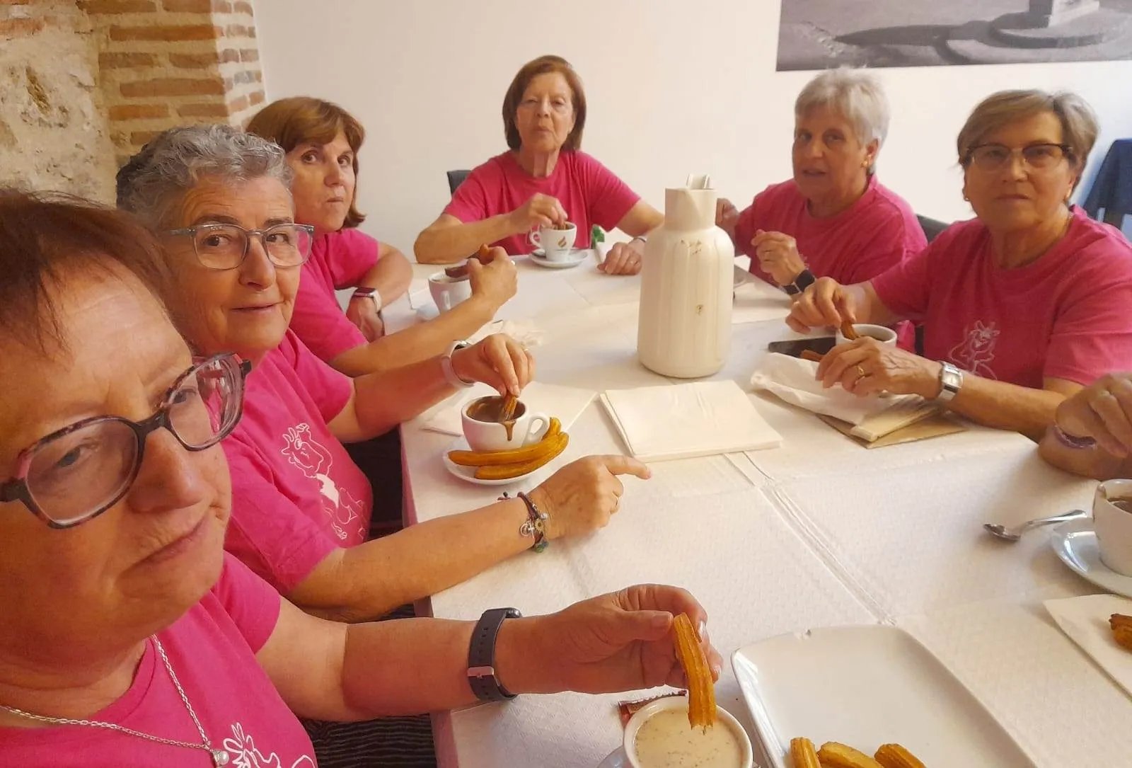 Foto 5 - El taller de gimnasia de Amanecer cierra el curso tomando chocolate con churros