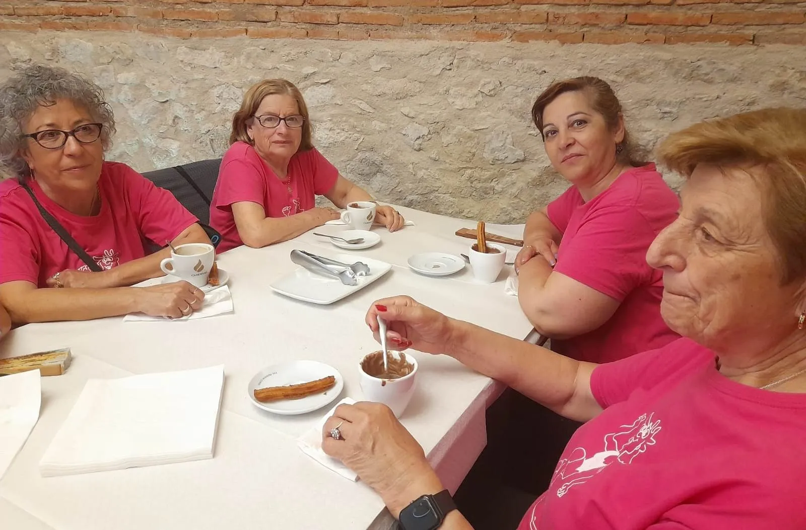 Foto 6 - El taller de gimnasia de Amanecer cierra el curso tomando chocolate con churros