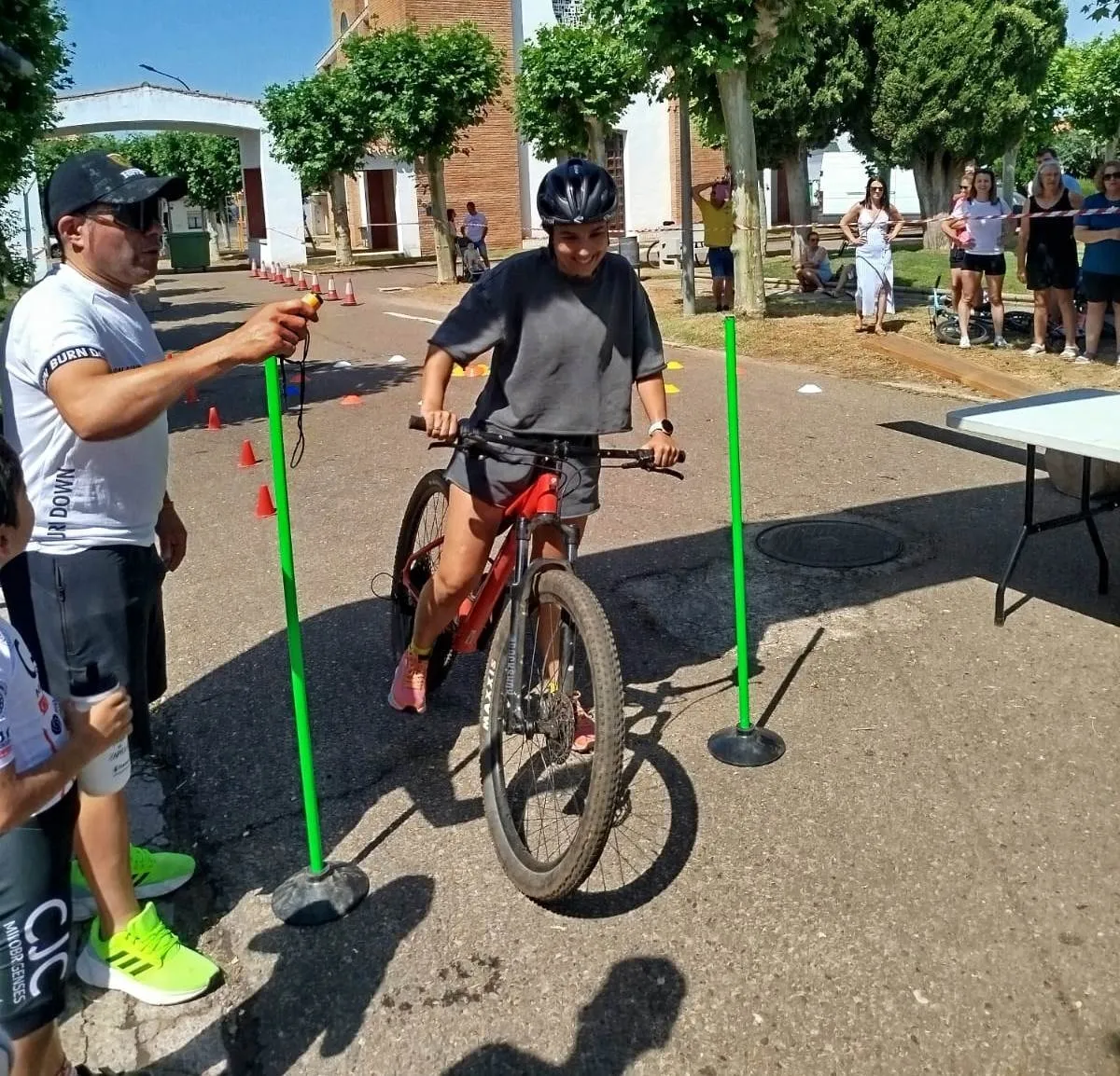 Foto 9 - Sanjuanejo estrena gymkana ciclista con participantes de variadas edades