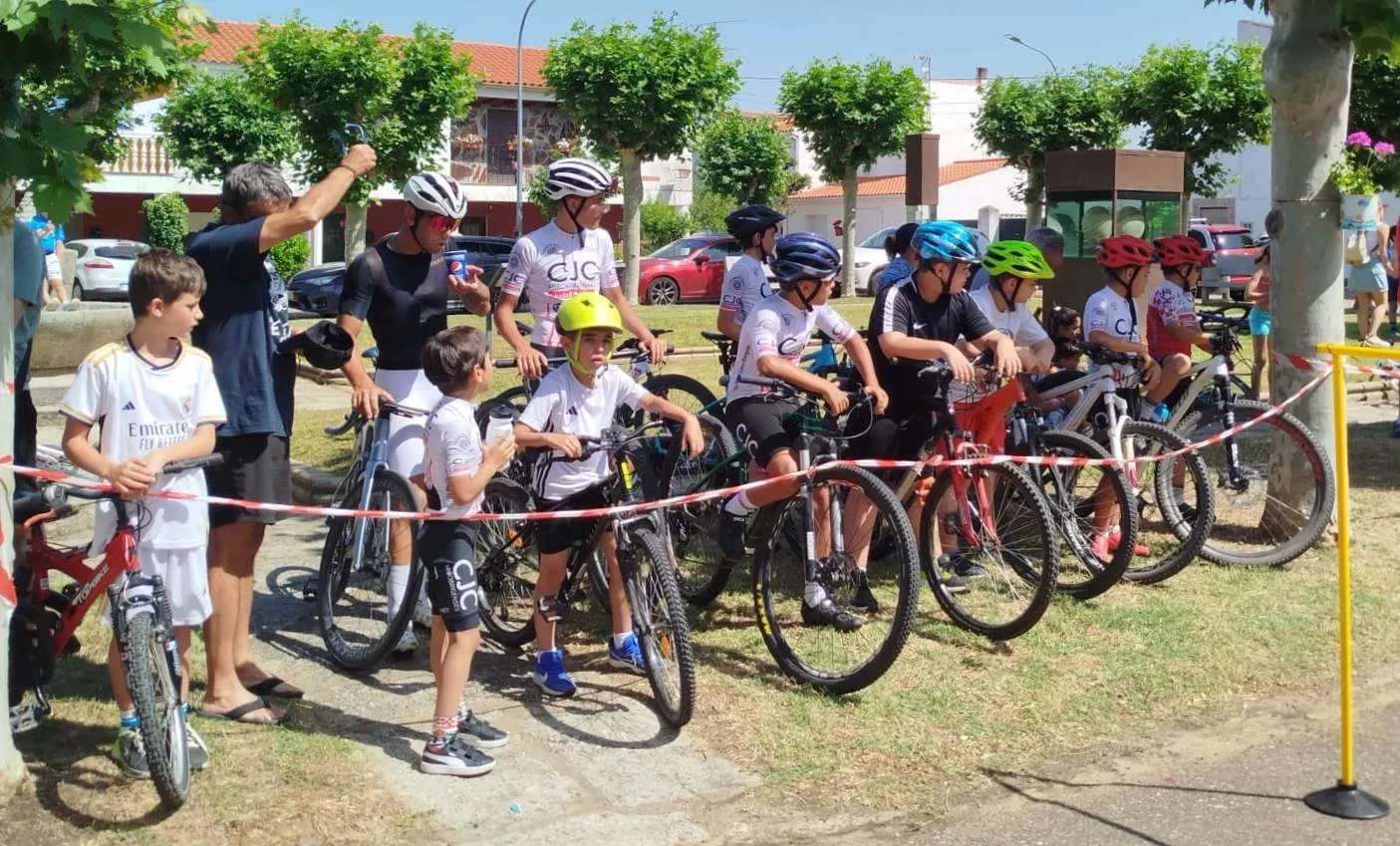 Foto 8 - Sanjuanejo estrena gymkana ciclista con participantes de variadas edades