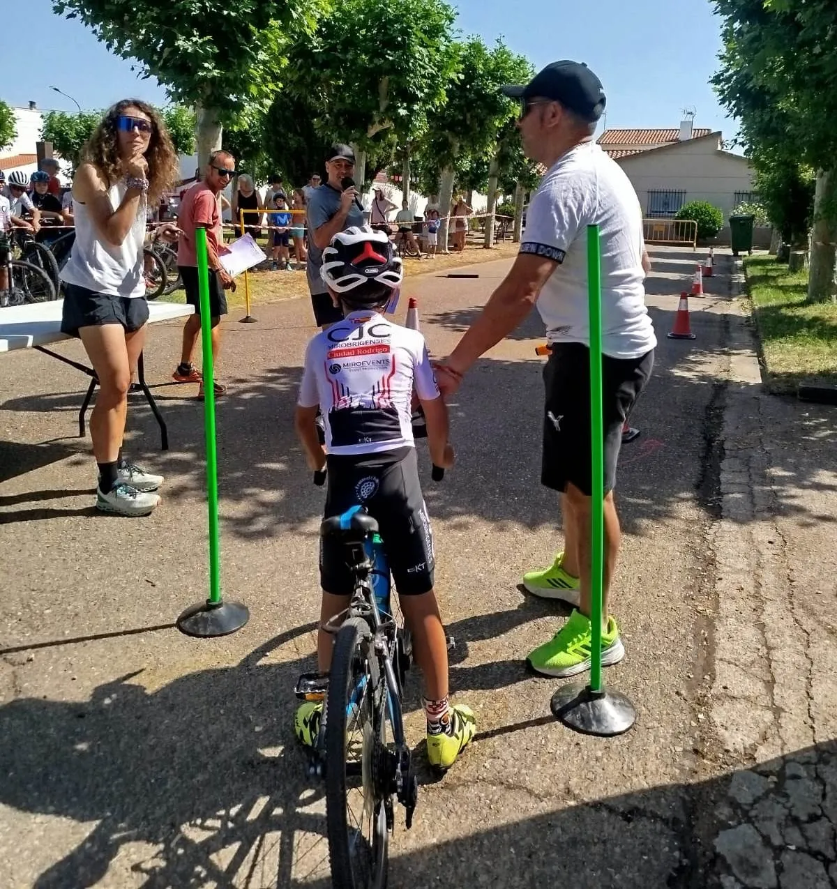 Foto 6 - Sanjuanejo estrena gymkana ciclista con participantes de variadas edades